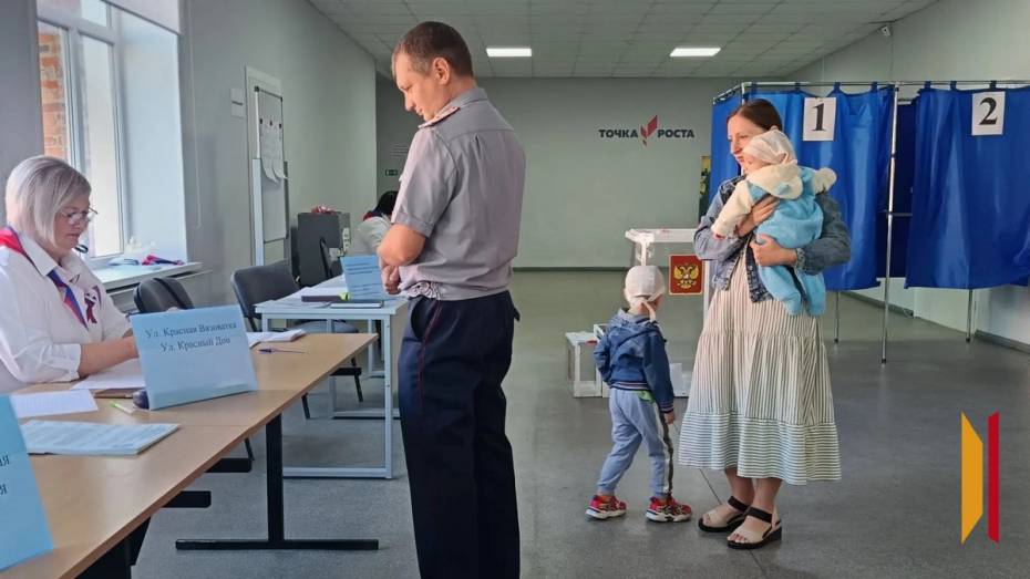 В Верхнем Мамоне многодетная семья проголосовала на выборах одной из первых