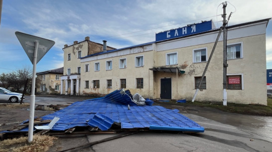 В Острогожске во время непогоды сорвало крышу бывшей городской бани