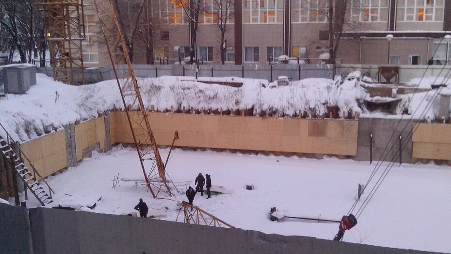 В Воронеже рухнул башенный кран: пострадали двое
