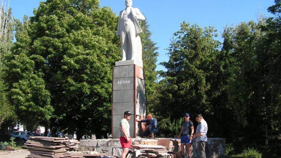 В Бутурлиновке приступили к ремонту памятника Ленину