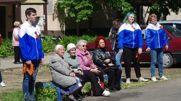 В Воронеже ветеранов поздравили с Днем Победы праздничным концертом во дворе