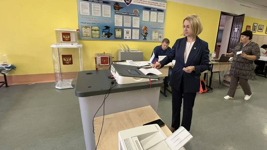 Министр внутренней политики Елена Дерганова проголосовала на выборах депутатов Воронежской областной и городской дум