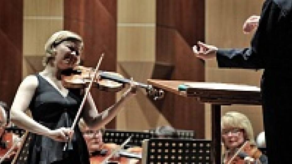 Английская скрипачка Алина Ибрагимова сыграла в Воронеже концерт Сибелиуса