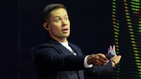 На концерте в Воронеже поклонница вцепилась в шею певцу Стасу Пьехе
