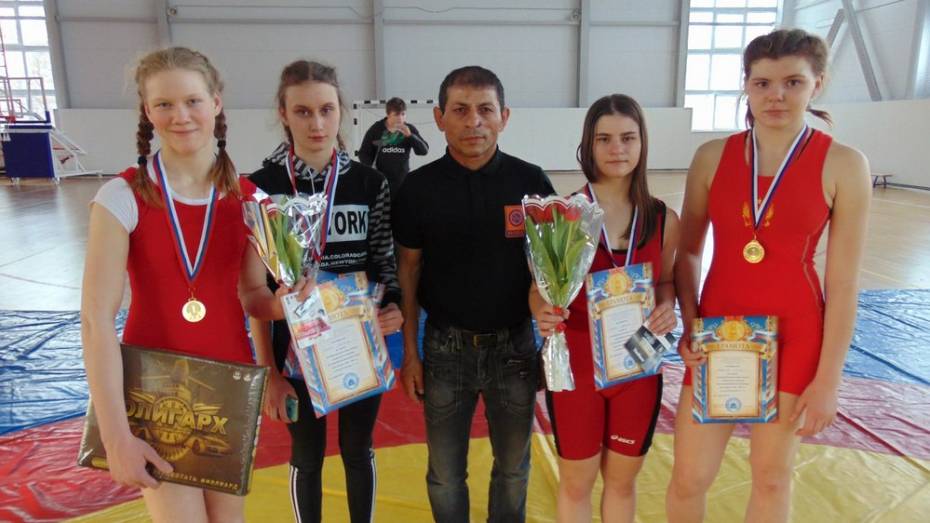 Аннинские девушки завоевали 3 «золота» на турнире по вольной борьбе