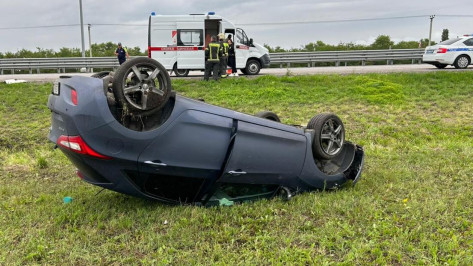 Под Воронежем Hyundai врезался в фуру и опрокинулся: пострадали 3 человека