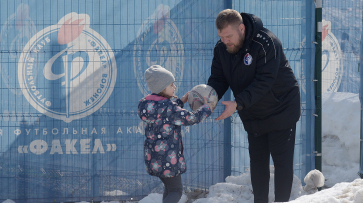 По-товарищески. Тренировку воронежского «Факела» посетили дети из Донбасса
