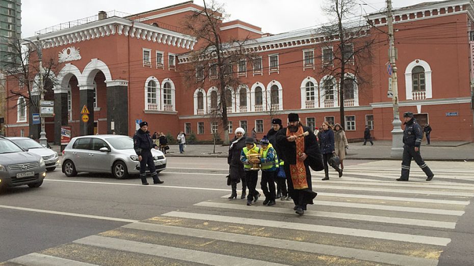 Священник с полицейскими освятил воронежские перекрестки