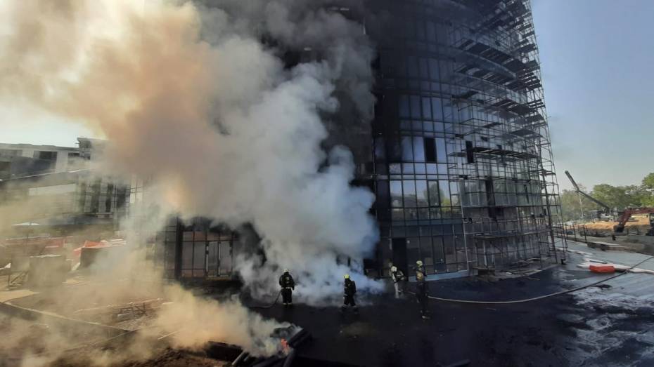 Пожар вспыхнул в строящейся многоэтажке на левом берегу Воронежа