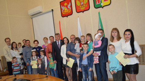 В Рамони 8 молодых семей получили жилищные сертификаты