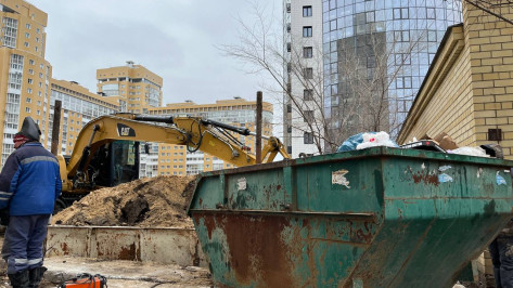 Жители многоэтажки в центре Воронежа пожаловались на перенос мусорной площадки застройщиком