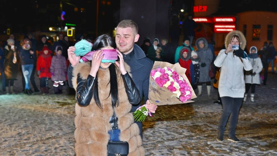 В Семилуках 23-летний парень сделал предложение возлюбленной на городской площади 