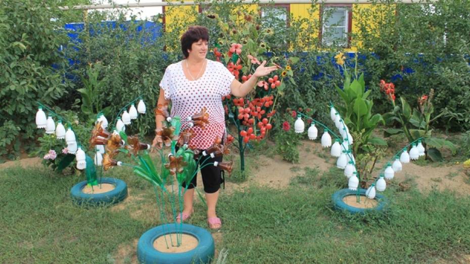 Жительница Петропавловки «выращивает» пластиковые цветы 