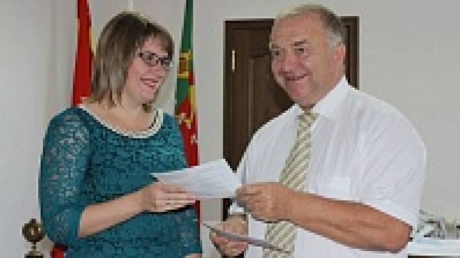 В Таловском районе жилищные сертификаты вручены 11 молодым семьям                