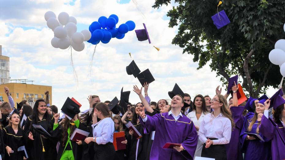 В Воронеже выпускникам Университета правосудия вручили дипломы