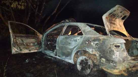 Ольховатские полицейские начали поиск владельца сгоревшего автомобиля Mazda