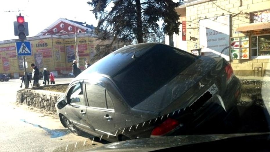 Липецкий Mitsubishi удивил воронежцев мастерством парковки