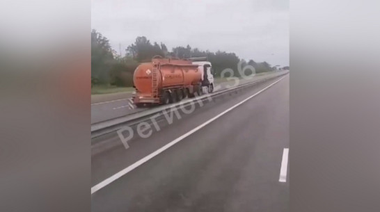 Несущийся по встречной полосе бензовоз сняли на видео под Воронежем