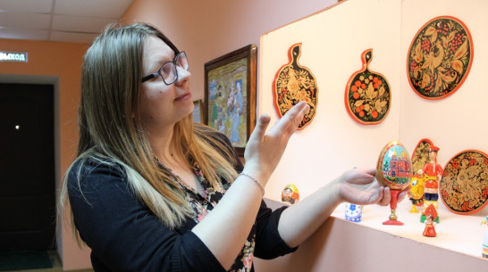 В Новохоперском музее выставили картины из шерсти и «поющее» пасхальное яйцо