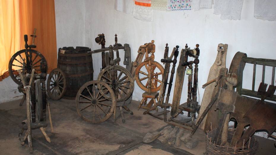 В панинском селе Алое Поле работники Дома культуры открыли «Уголок старинных вещей»