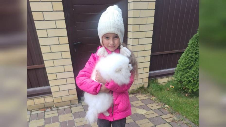 Певица Mona подарила 6-летней Владе Зайцевой из воронежского села щенка шпица