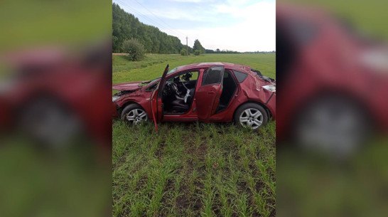 В Воронежской области Opel вылетел в кювет и опрокинулся: водитель и пассажир пострадали