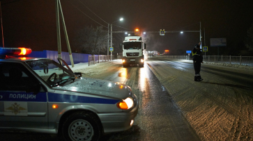 В Воронеже в ночь «сплошных проверок» полицейские остановили 120 автомобилей и автобусов