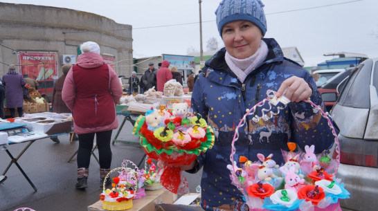 Верхнемамонская мастерица приготовила для односельчанок праздничные букеты из конфет и игрушек