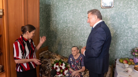 Сенатор Сергей Лукин поздравил жительницу Воронежа со 100-летием 