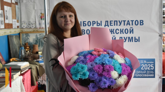 В Воронежской области председателю участковой избирательной комиссии букет из 65 хризантем подарил бывший ученик