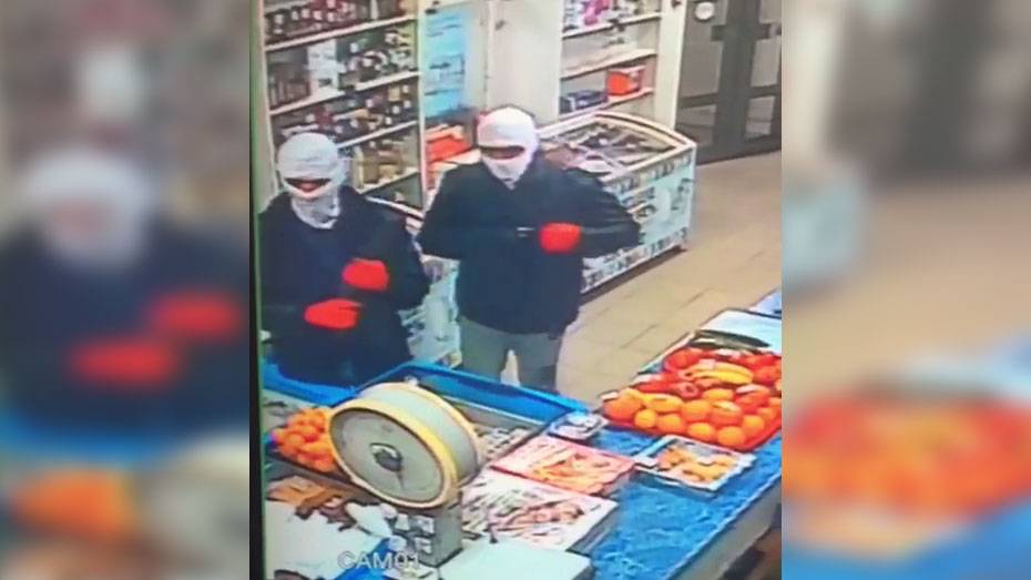 В Россоши 2 мужчин с охотничьим обрезом и в масках ограбили продуктовый магазин