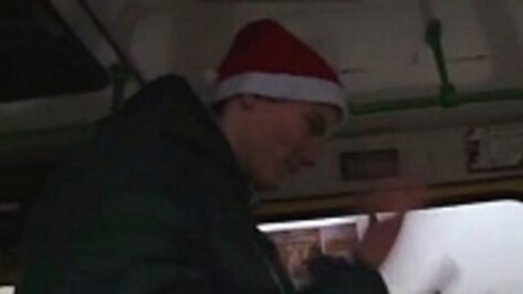 Воронежцы поздравили пассажиров автобуса с Новым годом песней «Разговор со счастьем» (Видео)