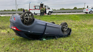 Под Воронежем Hyundai врезался в фуру и опрокинулся: пострадали 3 человека