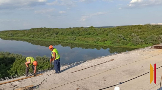 В воронежском селе Старая Хворостань модернизируют мост через реку Дон