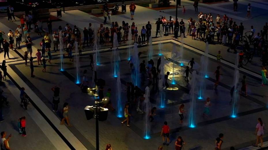 В Новой Усмани фонтан на центральной площади оснастили светомузыкальным оборудованием