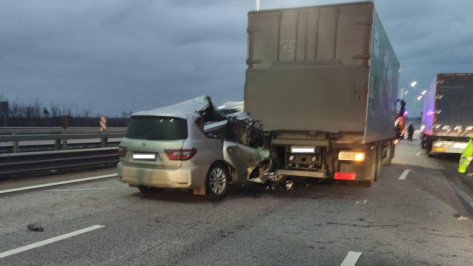 В ДТП с грузовиками на воронежской трассе пострадала 28-летняя девушка