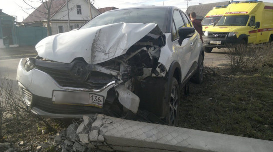 В Борисоглебске водитель сбил столб