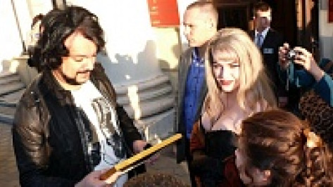 К приезду Филиппа Киркорова воронежские поклонницы насушили сухарей, испекли торт и нарисовали картину