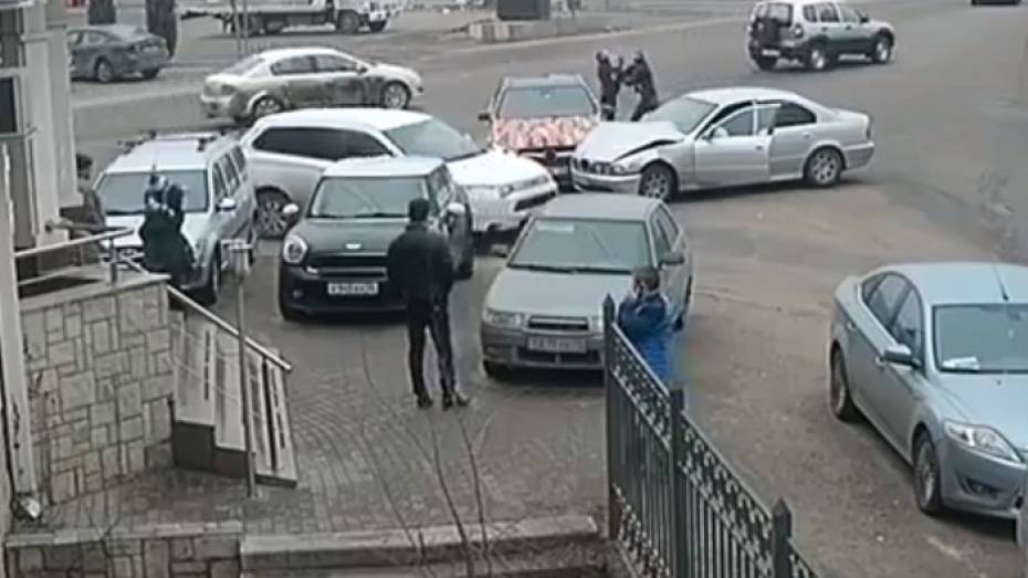В Воронеже участники ДТП устроили драку на дороге: видео появилось в сети