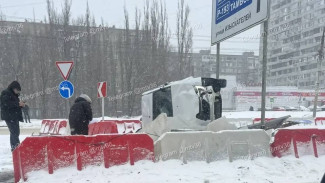 На левом берегу Воронежа перевернулся автомобиль