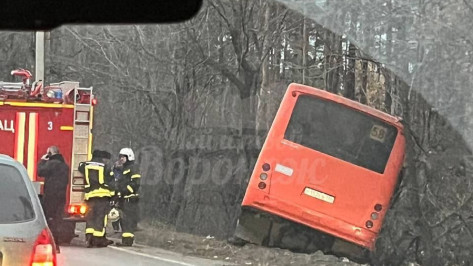 Автобус вылетел в кювет и спровоцировал пробку в Воронеже