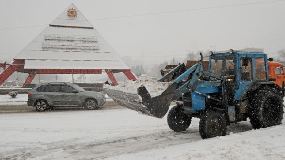 Сегодня на улицы Воронежа вышли 95 единиц техники для устранения последствий снегопада