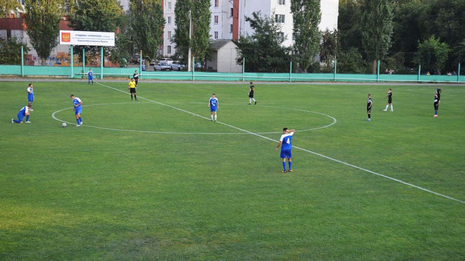 На стадионе «ДСК-Строитель» стартовали игры за кубок Воронежа по футболу
