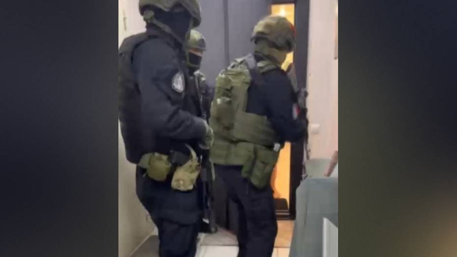 ФСБ показала видео с подпольного завода по производству табака в Воронежской области