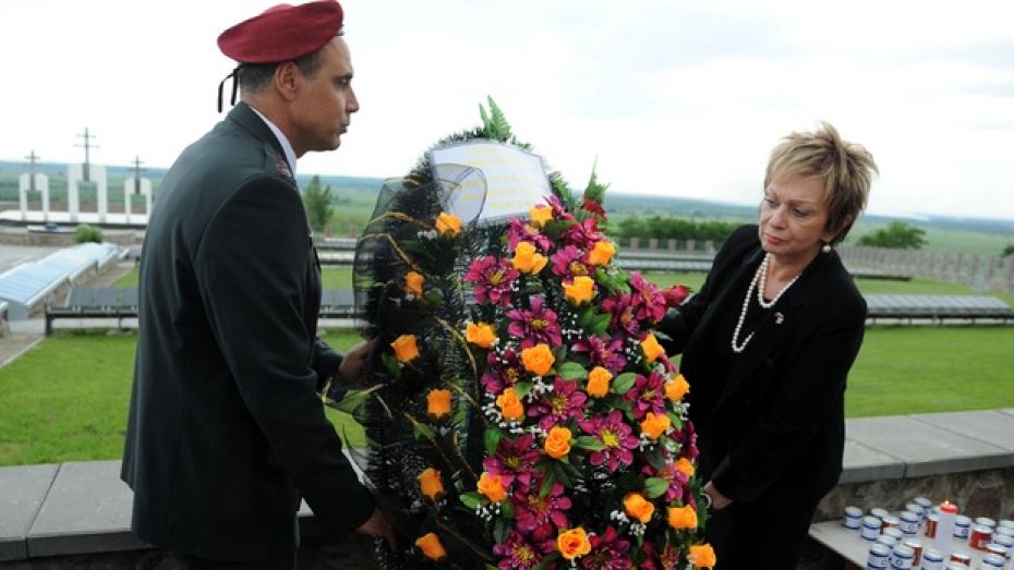 Израильский Посол приняла участие в церемонии поминовения жертв нацизма на венгерском мемориале в селе Рудкино