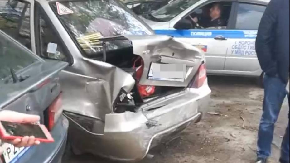 Неизвестный протаранил 6 припаркованных авто в Коминтерновском районе Воронежа