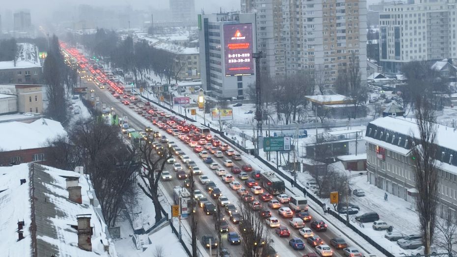 Воронеж встал в 9-балльных пробках из-за снегопада