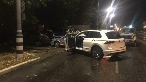 В Воронежской области пьяный водитель устроил массовое ДТП с патрульным авто и пешеходом