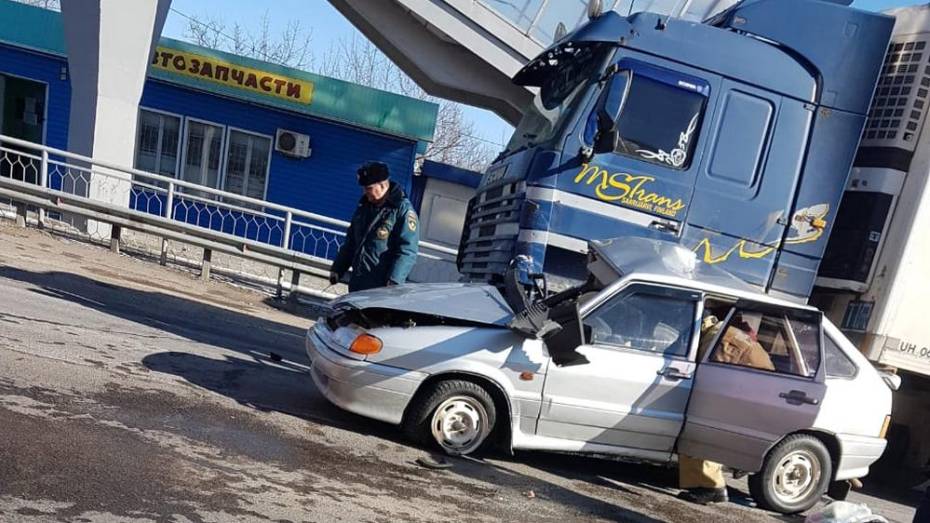 Пассажирка легковушки погибла при столкновении большегруза и ВАЗа в Воронежской области