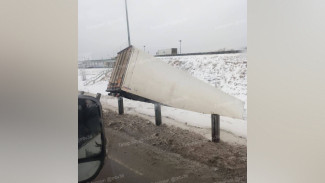 Под Воронежем фура вылетела в кювет